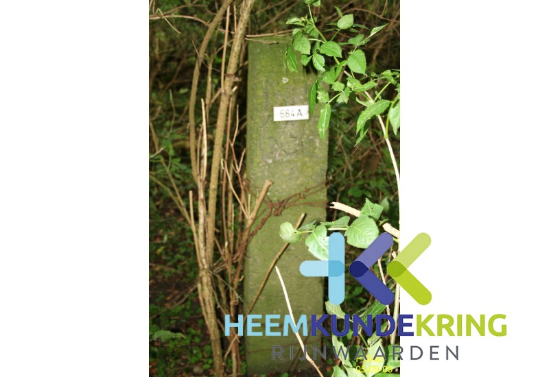 grenspalen Houber 5 - 09 - 09 664A grenspaal aan de rechterzijde van de renbaan aan de voet van de dam deze heeft een inscriptie NO 666 Coll.P.Snip F0000012